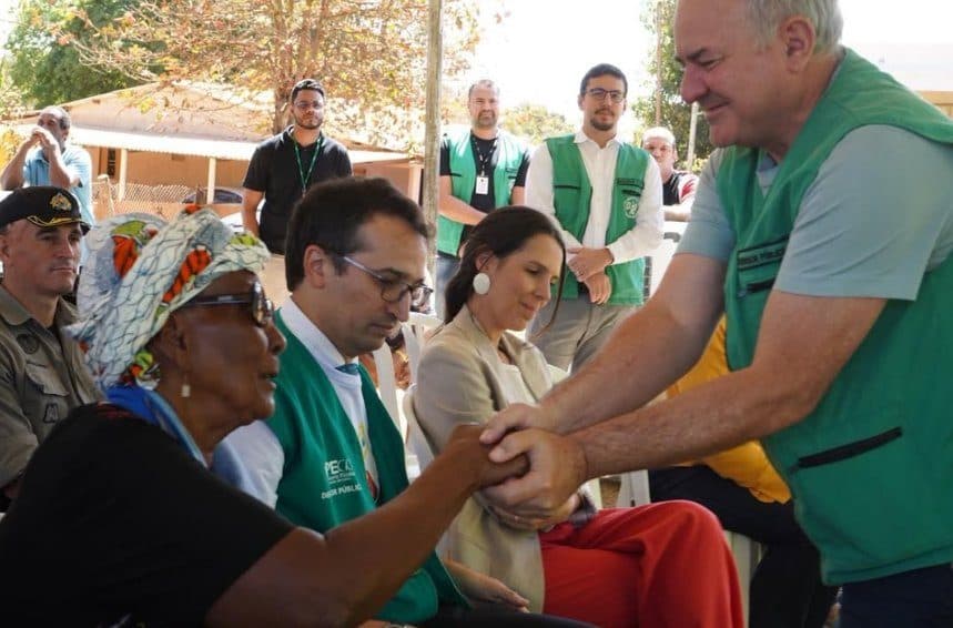 Defensor Celestino cumprimenta uma moradora durante atendimento à comunidade no DF
