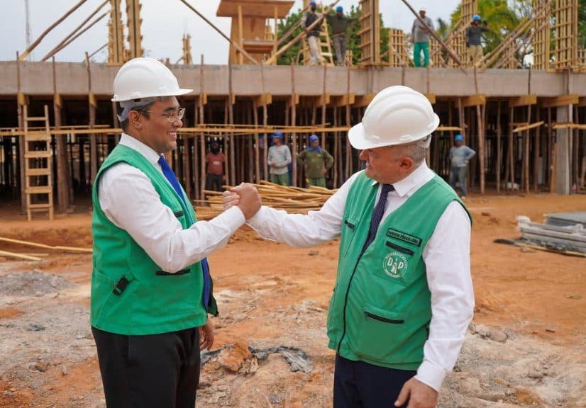 Aperto de mãos durante visita a um canteiro de obras