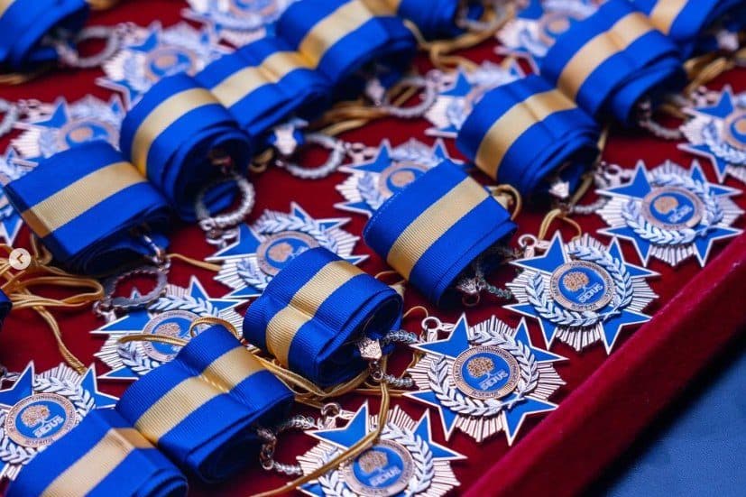 Medalhas e condecorações sobre uma bandeja em cerimônia oficial