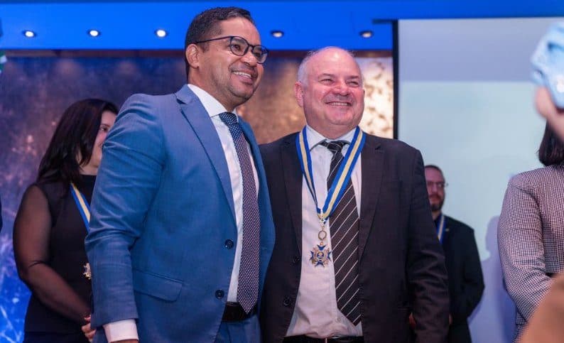 Defensor Celestino recebe condecoração em cerimônia oficial